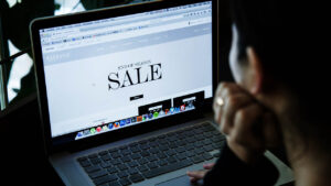 AI and discounts boost U.S. online holiday sales to $253 billion, Adobe says.
