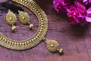 Gold buyers in India shift to lighter coins and investment despite record prices this Diwali.