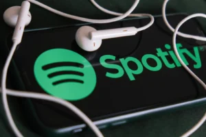 Spotify strikes “ethical AI” deals with major labels to protect artists’ rights