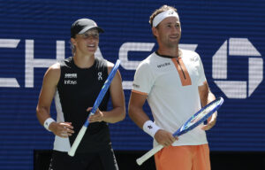 Swiatek Champions Mixed Team Tennis While Dismissing Battle of the Sexes Debate