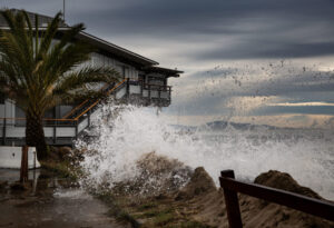 Powerful Storm Batters Hawaii with Extreme Winds, Floods, and Summit Snow