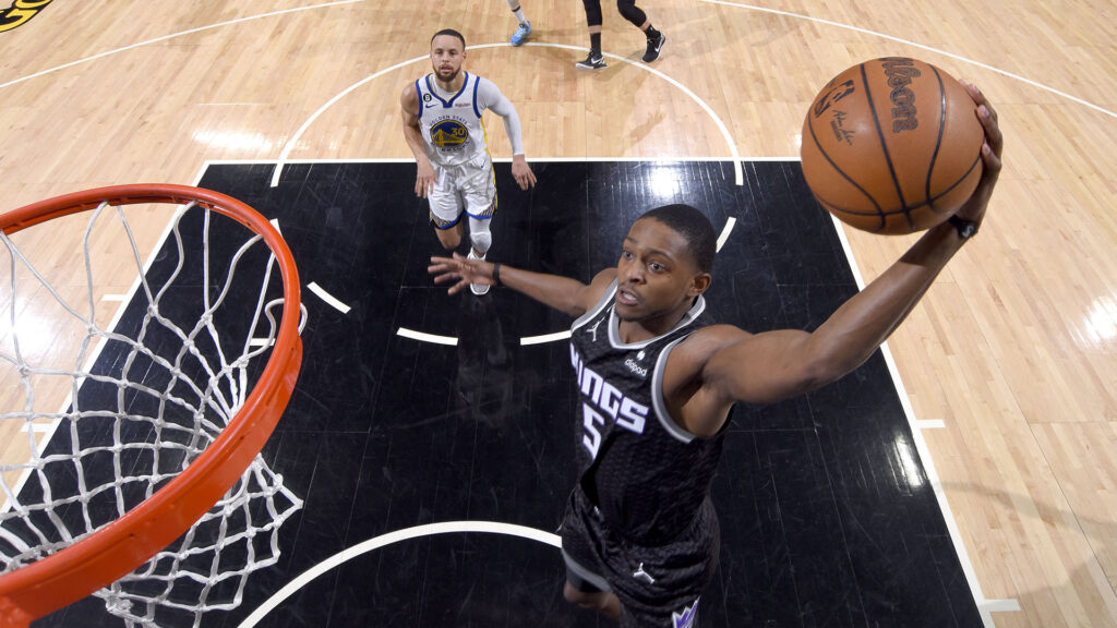 Curry Heroics and Clutch Shooting Help Warriors Fend Off Late Kings Rally