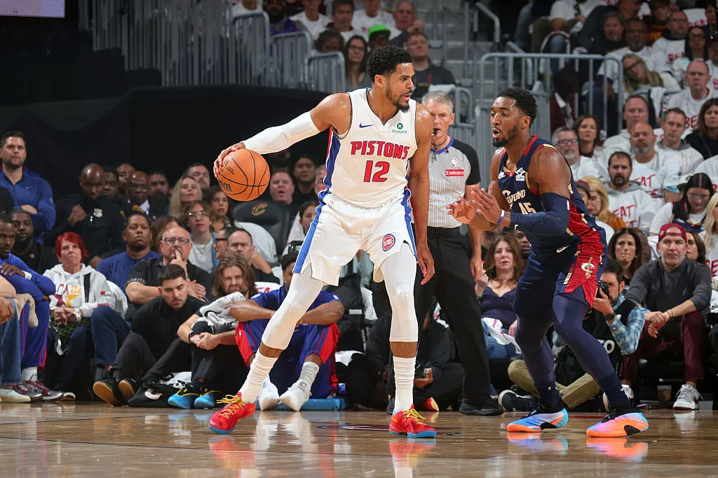 Pistons without 3-point bomber Duncan Robinson (back) vs. Cavaliers
