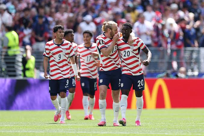 US advance to World Cup round of 32 with dominant 2-0 win over Australia