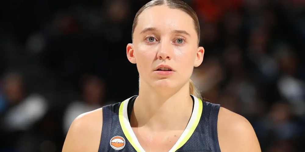 Paige Bueckers technical foul