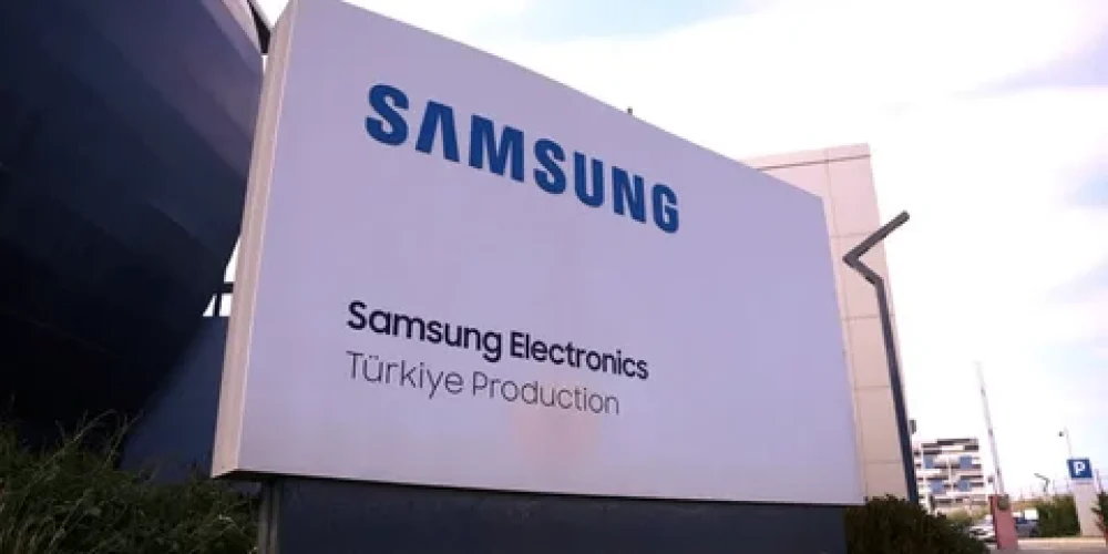 Samsung Electronics Commences Global Shipments of Advanced HBM4 Memory Chips