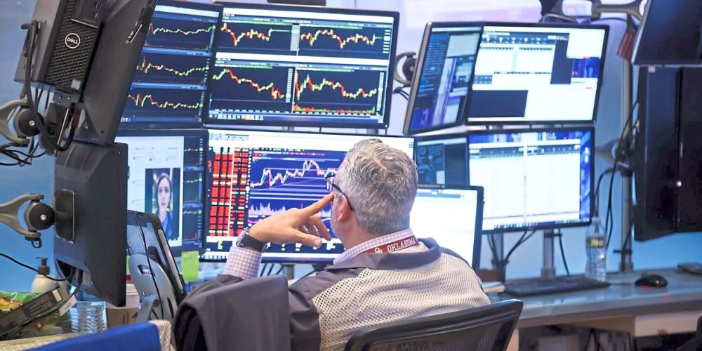 Asian Markets Slump as Moody’s Lowers Indonesia Outlook