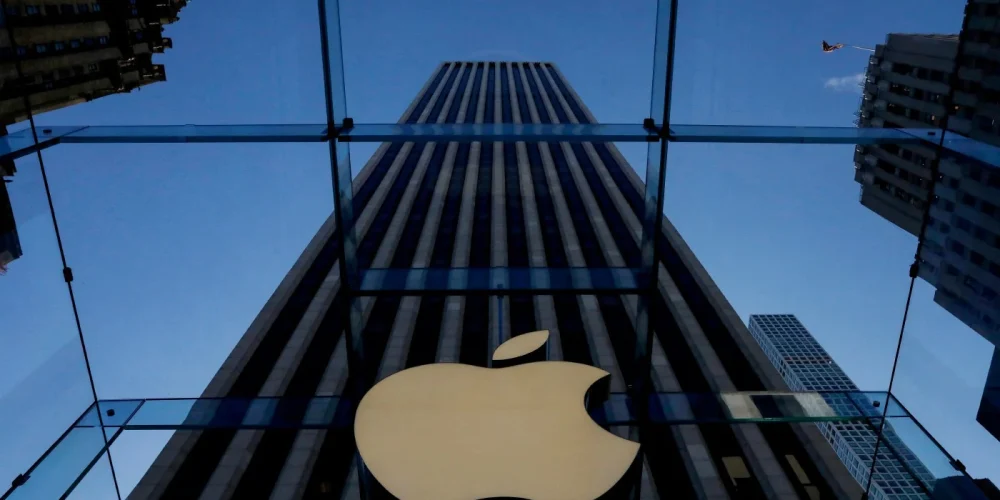 Apple Recruits Former Google Executive to Lead Artificial Intelligence Marketing
