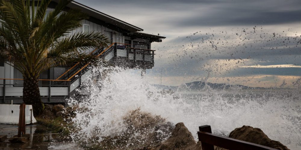 Powerful Storm Batters Hawaii with Extreme Winds, Floods, and Summit Snow