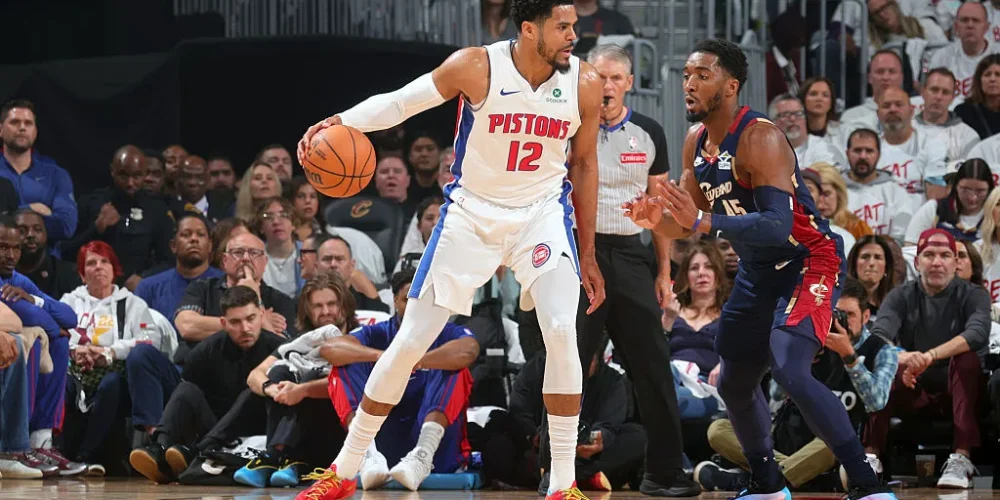 Pistons without 3-point bomber Duncan Robinson (back) vs. Cavaliers