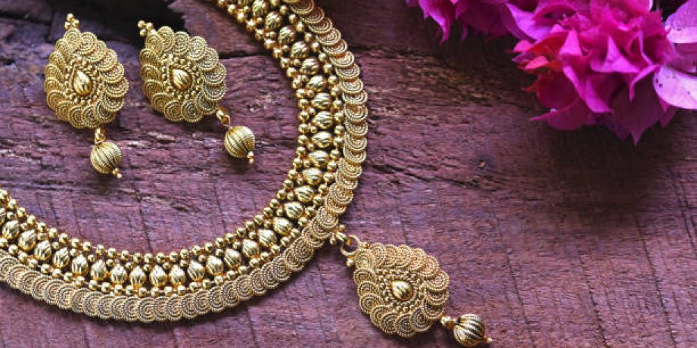 Gold buyers in India shift to lighter coins and investment despite record prices this Diwali.