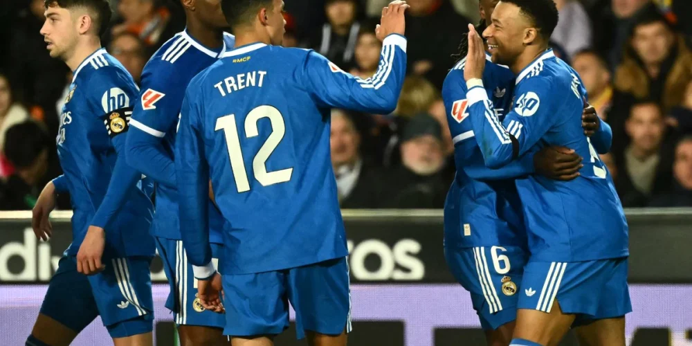 Real Madrid Edges Valencia 2–0 to Close La Liga Gap on Barcelona