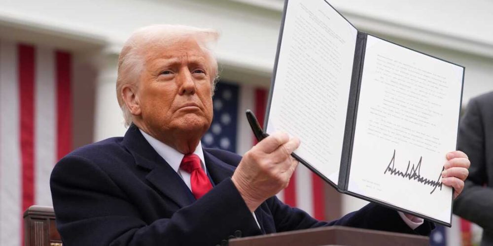 Supreme Court Reviews Executive Power Limits as Trump Administration Faces Major Trade Lawsuit