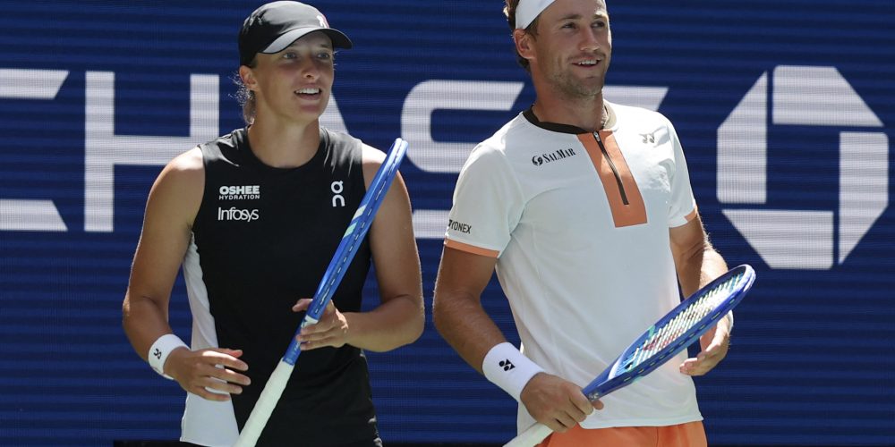 Swiatek Champions Mixed Team Tennis While Dismissing Battle of the Sexes Debate