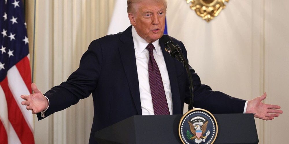 Trump to Impose 25% Tariff on Imported Heavy Trucks from Nov. 1